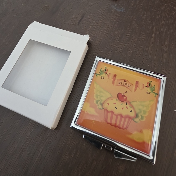 Fluff Los Angeles Cupcake Pouch + Compact Mirror Set - Picture 3 of 4